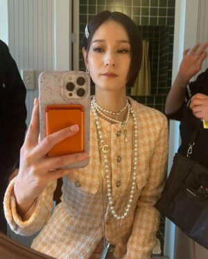 Lee Yeong-jin Instagram - 10장에 다 담을 수 없는 많은 추억들을 뒤로하고
2024년을 맞이합니다.🌟
여지없이 지난 해보다 더 힘든 한 해가 될 지도 모르겠습니다.
삶이란 늘.. 그렇잖아요.
그 속에서 좋은 사람들과 더 좋은 시간들 속에서 
아낌없이 많이 웃으려 합니다. 🤭🤗
모두가 잘 버티며 건승하는 2024년이 되길 소망합니다.
전 제 나름대로 제가 닿아 있는 인연에
최선을 다하며 소중하게 아끼고 사랑할께요.🩵
새해 복 많이 받으세요. 🙇🏻‍♀️