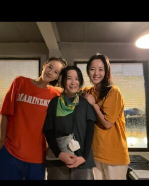 Lee Yeong-jin Instagram - 10장에 다 담을 수 없는 많은 추억들을 뒤로하고
2024년을 맞이합니다.🌟
여지없이 지난 해보다 더 힘든 한 해가 될 지도 모르겠습니다.
삶이란 늘.. 그렇잖아요.
그 속에서 좋은 사람들과 더 좋은 시간들 속에서 
아낌없이 많이 웃으려 합니다. 🤭🤗
모두가 잘 버티며 건승하는 2024년이 되길 소망합니다.
전 제 나름대로 제가 닿아 있는 인연에
최선을 다하며 소중하게 아끼고 사랑할께요.🩵
새해 복 많이 받으세요. 🙇🏻‍♀️