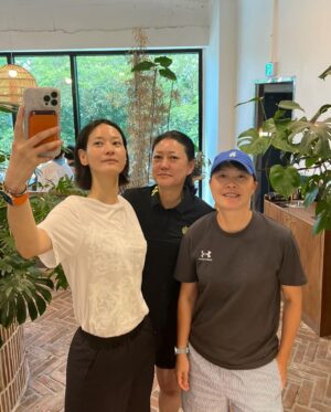 Lee Yeong-jin Instagram - 10장에 다 담을 수 없는 많은 추억들을 뒤로하고
2024년을 맞이합니다.🌟
여지없이 지난 해보다 더 힘든 한 해가 될 지도 모르겠습니다.
삶이란 늘.. 그렇잖아요.
그 속에서 좋은 사람들과 더 좋은 시간들 속에서 
아낌없이 많이 웃으려 합니다. 🤭🤗
모두가 잘 버티며 건승하는 2024년이 되길 소망합니다.
전 제 나름대로 제가 닿아 있는 인연에
최선을 다하며 소중하게 아끼고 사랑할께요.🩵
새해 복 많이 받으세요. 🙇🏻‍♀️