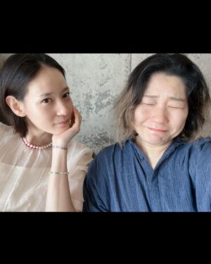 Lee Yeong-jin Instagram - 10장에 다 담을 수 없는 많은 추억들을 뒤로하고
2024년을 맞이합니다.🌟
여지없이 지난 해보다 더 힘든 한 해가 될 지도 모르겠습니다.
삶이란 늘.. 그렇잖아요.
그 속에서 좋은 사람들과 더 좋은 시간들 속에서 
아낌없이 많이 웃으려 합니다. 🤭🤗
모두가 잘 버티며 건승하는 2024년이 되길 소망합니다.
전 제 나름대로 제가 닿아 있는 인연에
최선을 다하며 소중하게 아끼고 사랑할께요.🩵
새해 복 많이 받으세요. 🙇🏻‍♀️