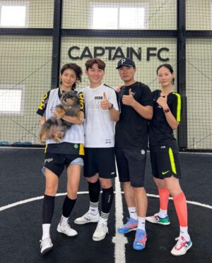 Lee Yeong-jin Instagram - 10장에 다 담을 수 없는 많은 추억들을 뒤로하고
2024년을 맞이합니다.🌟
여지없이 지난 해보다 더 힘든 한 해가 될 지도 모르겠습니다.
삶이란 늘.. 그렇잖아요.
그 속에서 좋은 사람들과 더 좋은 시간들 속에서 
아낌없이 많이 웃으려 합니다. 🤭🤗
모두가 잘 버티며 건승하는 2024년이 되길 소망합니다.
전 제 나름대로 제가 닿아 있는 인연에
최선을 다하며 소중하게 아끼고 사랑할께요.🩵
새해 복 많이 받으세요. 🙇🏻‍♀️