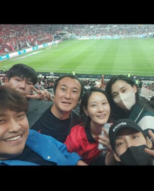 Lee Yeong-jin Instagram - 10장에 다 담을 수 없는 많은 추억들을 뒤로하고
2024년을 맞이합니다.🌟
여지없이 지난 해보다 더 힘든 한 해가 될 지도 모르겠습니다.
삶이란 늘.. 그렇잖아요.
그 속에서 좋은 사람들과 더 좋은 시간들 속에서 
아낌없이 많이 웃으려 합니다. 🤭🤗
모두가 잘 버티며 건승하는 2024년이 되길 소망합니다.
전 제 나름대로 제가 닿아 있는 인연에
최선을 다하며 소중하게 아끼고 사랑할께요.🩵
새해 복 많이 받으세요. 🙇🏻‍♀️