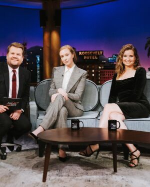 Lennon Parham Instagram - Knock, knock. It’s not delivery, it’s Digiorno. Catch good ole me, @hannaheinbinder and the cast of @hadestown on @latelateshow with @j_corden and @reggiewatts TONIGHT at 12:37/11:37c on CBS!! 💜 📸 @terencepatrick #latelateshow 👗 @gaellepaul 💇‍♀️ @michaelduenas 💄 @stephensollitto @teamid @julia_eckstein @lindsayk927