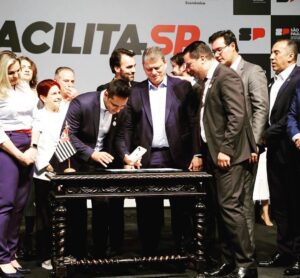 Leonardo Siqueira Instagram - O SEU VOTO NÃO FOI EM VÃO!

E eu sei que esse é o medo de muitos na hora de escolher em quem votar: “será que – de novo – vou votar em alguém que promete, some e reaparece depois de 4 anos com novas promessas?”

E eu confesso que esse também era meu medo. Não o medo de enganar quem me elegeu, porque quem me conhece sabe que eu jamais faria isso. Mas o medo de não ser capaz de entregar algo relevante, de fato, para a sociedade.

O medo não era em vão. 

Quem conhece o mundo da política sabe o quão difícil é fazer um Projeto de Lei relevante. Soma-se a isso, o fato de que sou o ÚNICO eleito pelo @partidonovo30 em São Paulo. Estou no meu primeiro mandato, com apenas 6 meses de trabalho.

A ceticismo de muitos era verbalizado: “você não vai conseguir fazer nada de relevante...”. Incrivelmente, eram os mesmo que diziam que não tem como entrar na política sem ter alguém na família, sem ter muito dinheiro, ou sem ter alguém “lá dentro...”

Prestem atenção em uma coisa. Aos que duvidam de vocês, responda apenas de uma forma: com trabalho! E quando o trabalho não trouxer os frutos na velocidade que você deseja, adicione resiliência.

O resultado é este. Com menos de 7 meses de trabalho - SETE MESES - com apenas uma pessoa na bancada (eu rs), aprovamos um projeto de Lei POR Unanimdade, e mais do que isso:  o governador de São Paulo sancionou o projeto.

O que significa que o Projeto de Lei virou Lei e, a partir de amanhã, graças a esse projeto, se você tem um negócio de baixo risco no Estado, não dependerá mais do Estado para receber nenhuma licença.

As soluções que precisamos pras nossas vidas, não sairão dos políticos, mas da sociedade! E a função do Estado é FACILITAR  a vida de quem traz progresso e jamais DIFICULTAR a vida de quem gera emprego e cria oportunidades.

- Aos céticos e descrentes: EU NÃO VOU OUVIR VOCÊS. E eu estarei, num futuro bem próximo, mais uma vez provando que vocês estão errados.
- Aos que acreditam na capacidade de mudar as coisas ao nosso redor, nós estamos juntos nessa caminhada.
- E aos 40 milhões de Paulistas, nós estamos aqui para vocês.

No que depender de nós, São Paulo deve ser e vai continuar sendo a locomotiva desse país!