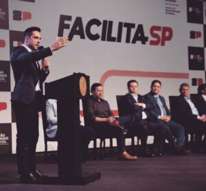 Leonardo Siqueira Instagram - O SEU VOTO NÃO FOI EM VÃO!

E eu sei que esse é o medo de muitos na hora de escolher em quem votar: “será que – de novo – vou votar em alguém que promete, some e reaparece depois de 4 anos com novas promessas?”

E eu confesso que esse também era meu medo. Não o medo de enganar quem me elegeu, porque quem me conhece sabe que eu jamais faria isso. Mas o medo de não ser capaz de entregar algo relevante, de fato, para a sociedade.

O medo não era em vão. 

Quem conhece o mundo da política sabe o quão difícil é fazer um Projeto de Lei relevante. Soma-se a isso, o fato de que sou o ÚNICO eleito pelo @partidonovo30 em São Paulo. Estou no meu primeiro mandato, com apenas 6 meses de trabalho.

A ceticismo de muitos era verbalizado: “você não vai conseguir fazer nada de relevante...”. Incrivelmente, eram os mesmo que diziam que não tem como entrar na política sem ter alguém na família, sem ter muito dinheiro, ou sem ter alguém “lá dentro...”

Prestem atenção em uma coisa. Aos que duvidam de vocês, responda apenas de uma forma: com trabalho! E quando o trabalho não trouxer os frutos na velocidade que você deseja, adicione resiliência.

O resultado é este. Com menos de 7 meses de trabalho - SETE MESES - com apenas uma pessoa na bancada (eu rs), aprovamos um projeto de Lei POR Unanimdade, e mais do que isso:  o governador de São Paulo sancionou o projeto.

O que significa que o Projeto de Lei virou Lei e, a partir de amanhã, graças a esse projeto, se você tem um negócio de baixo risco no Estado, não dependerá mais do Estado para receber nenhuma licença.

As soluções que precisamos pras nossas vidas, não sairão dos políticos, mas da sociedade! E a função do Estado é FACILITAR  a vida de quem traz progresso e jamais DIFICULTAR a vida de quem gera emprego e cria oportunidades.

- Aos céticos e descrentes: EU NÃO VOU OUVIR VOCÊS. E eu estarei, num futuro bem próximo, mais uma vez provando que vocês estão errados.
- Aos que acreditam na capacidade de mudar as coisas ao nosso redor, nós estamos juntos nessa caminhada.
- E aos 40 milhões de Paulistas, nós estamos aqui para vocês.

No que depender de nós, São Paulo deve ser e vai continuar sendo a locomotiva desse país!