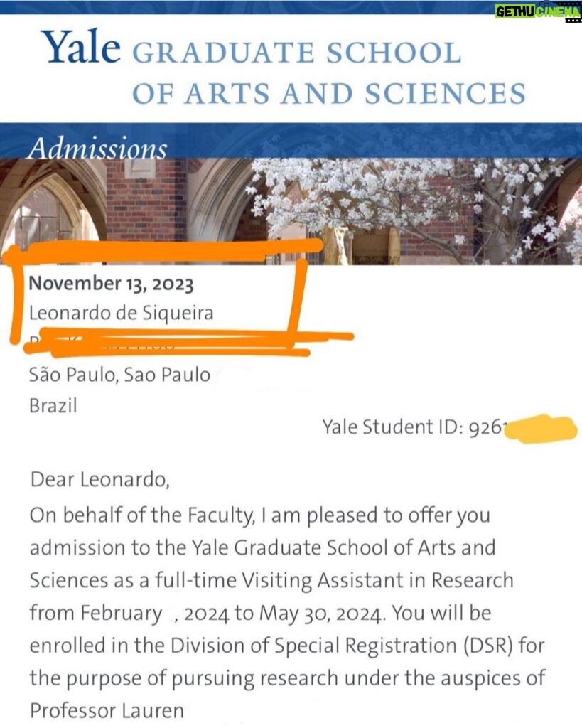 Leonardo Siqueira Instagram - A lista de rejeições na minha vida é bastante grande. Believe-me. - Já fui reprovado para trabalhar em empresas como CitiBank, Ford, Via Varejo, Monsanto, JP Morgan e outras dezenas literalmente. - Quando tentei fazer o mestrado na Europa, no primeiro ano não passei em nenhuma escola. - Fui reprovado 3x no processo seletivo da fundação Estudar. E se tivesse uma 4ª chance, eu tentaria. - Já tive inclusive um visto negado para os Estados Unidos. Mas eis a minha maior característica: resiliência. Eis um dos meus maiores prazeres: pegar um situação de derrota e transformar em vitória. Porque quem nasce em perto de Itaquera não se pode dar ao luxo de desistir. Entre várias “derrotas”, sim com aspas mesmo, porque não é assim que enxergo as coisas, já conquistei algumas também! - Entrei na FGV com bolsa, por passar entre os 10 primeiros no vestibular. - Fiz um mestrado em Economia na Europa graças a uma vaquinha coletiva. - Depois do visto negado e não ter sido aceito pela Fundação Estudar, fui eleito um dos 250 jovens líderes das Américas pelo próprio Governo Americano. - Fui aceito no Phd em Economia do Insper, um dos melhores (senão o melhor) do país. Além claro de ter sido eleito por 90.688 brasileiros em São Paulo. E agora, depois de estar 100% na Arena, fui aceito para terminar meu PhD em Yale! Meu pai, que era mecânico e faleceu quando eu tinha 18 anos, jamais imaginaria que apostar na educação poderia, de fato, colocar o filho dele em uma Ivy League. Mas chegou! Claro que eu não consegui isso sozinho. Entre várias pessoas que estiveram perto de mim, vale destacar os professores que apostaram no meu potencial. @mabonomo , Sergio Firpo, @miguel_bandeira, Marcelo Santos, Diogo Guillen, Mayara Felix, @lucasferraz.economics , @samydanaoficial . Em meio ao caos, a resiliência é a calma interior que nos guia. #StillWeRise