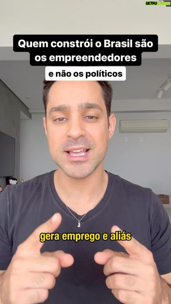 Leonardo Siqueira Instagram - As soluções para os nossos problemas vão sair dos empreendedores. Empresas como o @g4educacao, criam vários conteúdos para incentivarem a geração de empregos através dos empresários. A função do governo é facilitar tirando o peso da burocracia na vida deles e não dificultar.