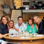 Leontine Borsato Instagram – Ik kan zó genieten van dit soort heerlijke lange avonden met lieve vrienden, lekker eten, drinken, veel lachen, mooie gesprekken en vooral verbinden……. 
Love you all ♥️ #friends Zoldering