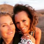 Leontine Borsato Instagram – Wat een onbeschrijfelijke ervaring om bij de Amini Maasai te verblijven. Wat een warm welkom, zulke vriendelijke mensen, mooie gesprekken en uitleg over de projecten voor educatie, gezondheid, voedsel, werk en water die je steunt door hier te verblijven. 

Wij hebben geslapen in prachtige hutten, gemaakt zoals de originele Maasai huisjes met uitzicht op de Kilimanjaro. 😍 Wij hebben leren speerwerpen, sundowner dans gedaan, gesprekken gehad rond het kampvuur waar het eten wordt gedeeld. 

Met twee mooie uitspraken die ontzettend veel indruk op ons hebben gemaakt; 

“Haraka haraka haina Baraka” 
“Haast je niet, het brengt je niks”

“Haloo halomalote halo nale halomalote“
“Wij zeggen gedag maar niet voor altijd”

Wat zijn we dankbaar lieve Selma & Ngomi dat jullie dit aan ons hebben laten zien. Een waanzinnige, ongelooflijke ervaring vol verwondering 🙏🏼 Original Maasai Lodge – Africa Amini Life