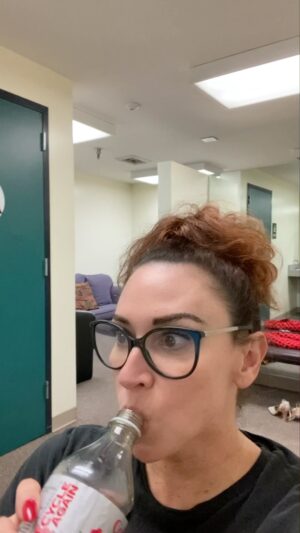Lesli Margherita Instagram - Dear Looks Not Books and Ship Happens fans…I miss the vloggies LOL. However…NOTHING has changed. Clearly. @musicaltheatrewest #DamnYankees #Tech #mealofchampions