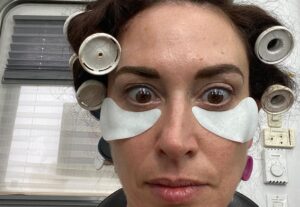 Lesli Margherita Instagram - Thank u for all the @minxonmax love!!!! If u aren’t watching it, something is wrong with u. Wanted to shout out the genius creator @ellenrapoport, the genius @cfulton.hair for giving such a major tease, and the genius @beautybylevi for not only giving me mafia chic beauty, but for having to bronze things that no one should have to bronze. The entire crew on the show is 🔥. ❤️❤️