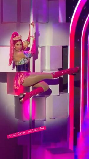 Lesli Margherita Instagram - Happy #nationalprincessday and #fbf to the only Princess I could play- a bitchy pole dancing one. @emojimusical 
🎥: the (thankfully) laughing🕴️@maxcrumm on b-roll day. 🕺🏻: @jordanfifehunt 💃🏾: @tanishamooore
👯‍♂️: @thekennyingram
