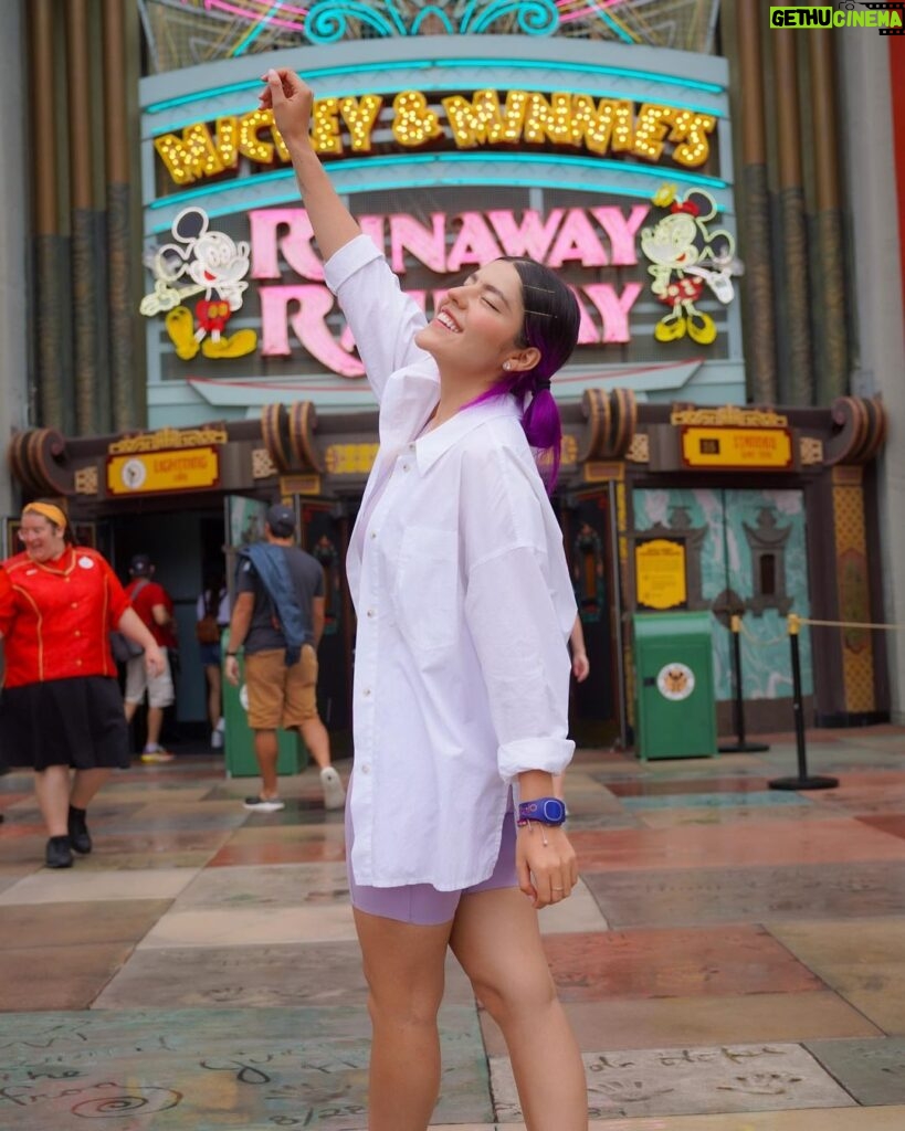 Lesslie Polinesia Instagram - ¡Feliz feliz no cumpleaños @ppteamlesslie! 🎶🎂 ✨Nada mejor que empezar una nueva vuelta al sol en los mágicos Parques de Disney World Resort. ✨ Disfrutando por primera vez la fantástica atracción de Mickey & Minnie's Runaway Railway. ¡Seguimos festejando! 🏰 #MiLugarFavorito #MiDisneyWorld #MostMagicalPlaceOnEarth ❤️