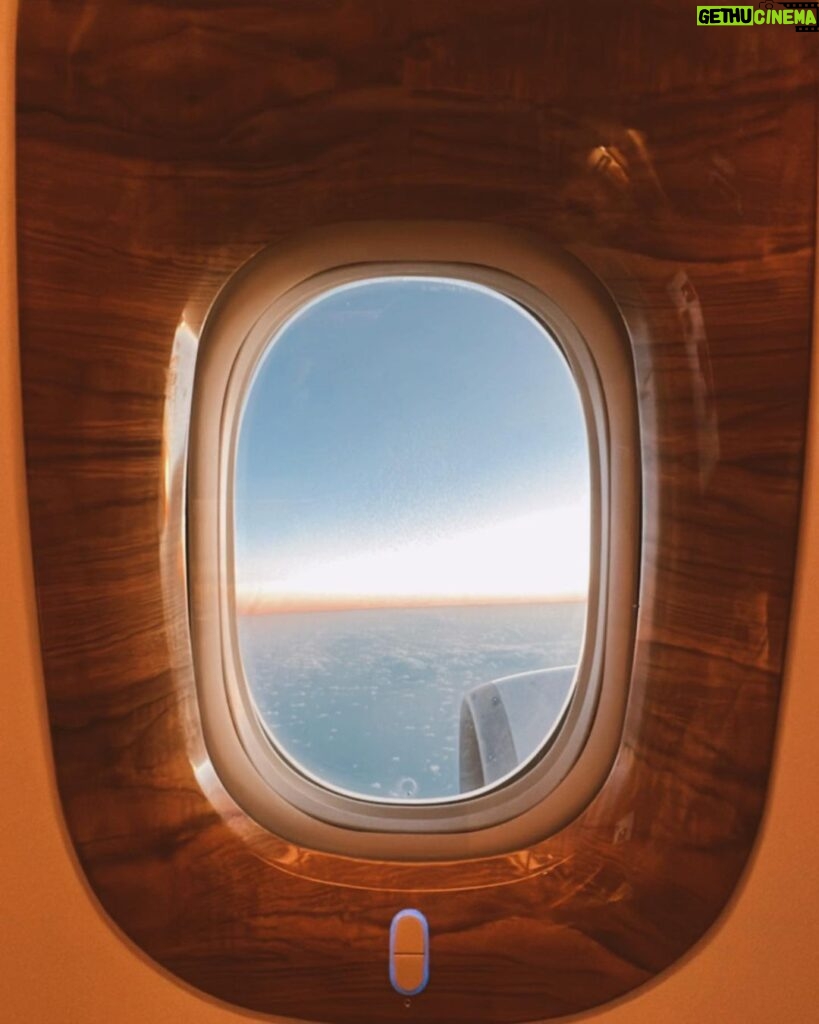 Lesslie Polinesia Instagram - No he dejado de emocionarme y sentir adrenalina como si fuera la primera vez que viajo porque se que cada destino es una nueva experiencia que llena el alma y esta vez nos aventuramos a ir a Dubai 🇦🇪 gracias a Emirates que es parte de esta experiencia tan única e inolvidables 🤍✈️ Emirate of Dubai