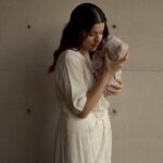 Lesslie Polinesia Instagram - Con una felicidad y magia inexplicables que desbordan en cada fotografía, @ppteamlesslie nos comparte su propio proceso en esta etapa con su pequeña Alquimia, su percepción de la maternidad y esos grandes aprendizajes que obtuvo en el camino: Dejar de planear y vivir el momento, el presente y agradecer cada momento que estaba viviendo. ✨ Como ella misma expresa: “Alquimia me enseñó a que tenía que estar viviendo el momento y no estar predisponiendo de las cosas que iban a pasar”. 💖 Mira la entrevista completa en nuestras stories y en www.marieclaire.com.mx ✨ Créditos: Fotografía: @samtakataka Maquillaje: @rmaxo Hair: @lisallende Entrevista: @annabrennda