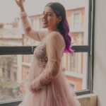 Lesslie Polinesia Instagram - Parte de la vida es evolucionar y hoy estamos empezando una nueva etapa M E T A M O R F O S I S. Una faceta en donde también yo me estoy descubriendo día a día 🤍 Se que el cambio puede generar miedo o incertidumbre pero detrás de todo eso vienen cosas que nos hacen crecer como seres humanos. Gracias @cosmopolitanmx por sumarse a este gran momento 🦋 Fotografía : @juanbautizta Locación : @iloft.ny Stylist @elierdz Make up : @rmaxo Hair: @lisallende