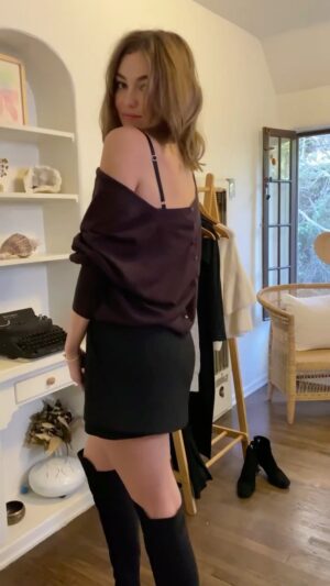 Lili Simmons Instagram - Today’s outfit 💅🥰