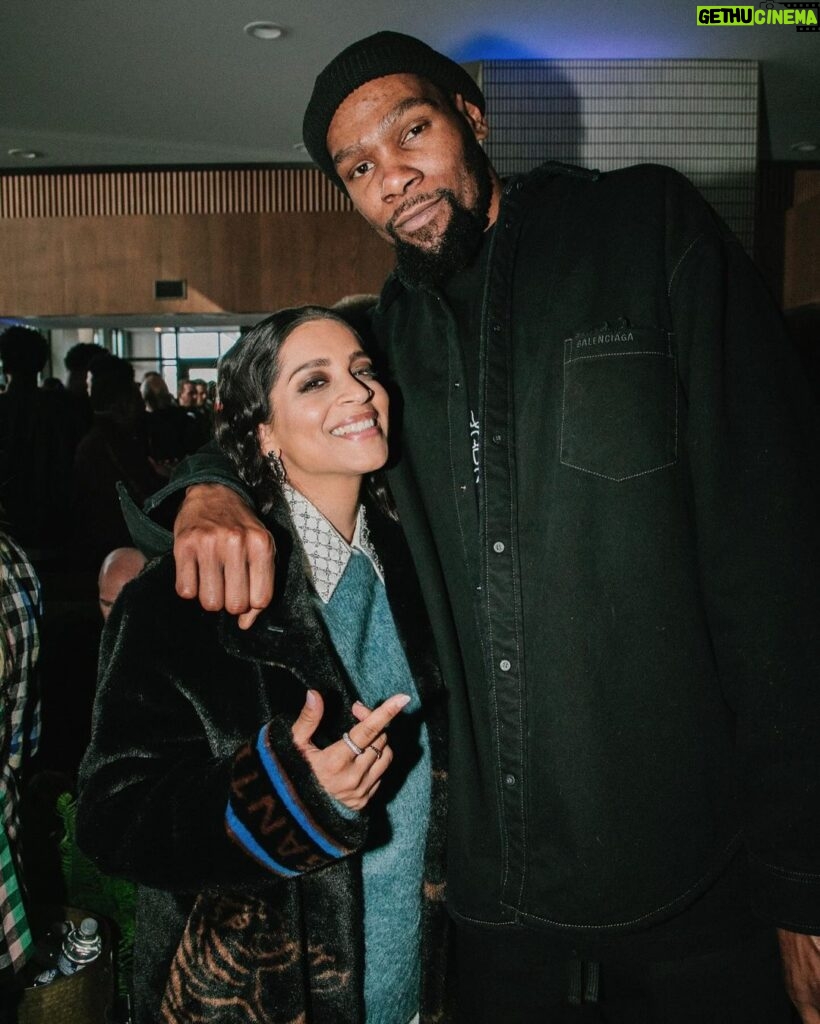 Lilly Singh Instagram - Big coat energy 😤 PS: blessed full circle moment meeting @myfabolouslife and telling him his song with Lil Mo was the inspiration behind the name Superwoman 🙏🏽