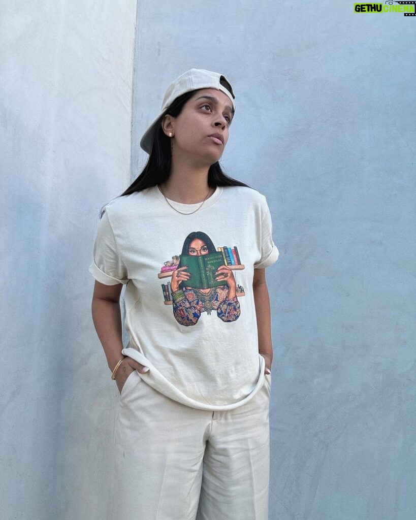 Lilly Singh Instagram - Maybe if I just play with my necklace a little… okay good, yes. And then maybe look away into space as if I’m pondering. Nailed it. One hand in pocket. Good, good. Adjust the hat a bit perhaps? Is this good? Wait, let me lean in a tad too on the side that hides my pimple. Perfffff. Boom. Candid. Natural. Sorry, just love my fit too much today. Monochromatic cream? It’s giving, “I carry a Tide pen in my pocket.” Ufffff. Grab yourself a “Books Over Bakwaas” t-shirt or sweater. For a limited time. Link in bio. 🔗 20% of proceeds go to @unicornisland Fund to help girls and women in India live life to their fullest potential (including literacy skills!) We love a full circle fashion-giveback moment. #GivingTuesday #LillysLibrary #HoliChic