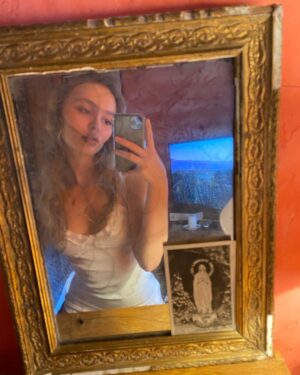 Lily-Rose Depp Instagram - Dans mon jardin d’hiver🔐