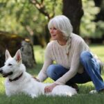 Linda Evans Instagram - A new year is the pinnacle new moment ✨ I am wishing you spectacular joy and heartfelt fulfillment in all you do and dream. Lots of love from me and Alexie 💛 📸: Laura Schuman