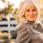 Linda Evans Instagram - This wondrous holiday season, let’s bring the fullness of who we are to each day, each friend, and everyone we meet. 💖 When we extend a hand, share a smile, offer understanding, open our hearts… the spirit of the season gets brighter and brighter.✨ 🌟💫
