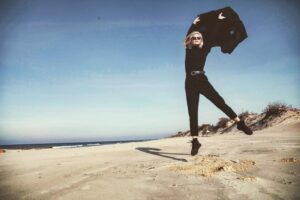 Linda Lapinsh Instagram - Разделила ваши вопросы на категории ,это Ответы из категории «Прозаичные вопросы».Часть первая

📌Рост 180. Из плюсов-меня всегда видно. Из минусов-меня всегда видно.
📌Мой голос. Он низкий и местами с некоторой хрипотцой . Таким он был всегда . Я не скурилась, не спилась и не ещё «чьи-то мутные нелепые дебильные предположения»🤦🏼‍♀️. Он, просто, такой.
📌Любимый цвет чёрный. Чаще всего не люблю , когда что-то отвлекает от главного 🖤
📌Спорт не люблю. Но так сложилось , что по какому-то невероятному стечению обстоятельств в виде ген , выгляжу так, как-будто люблю💪🏻. Но подумываю , что надо начать хотя бы бегать и качать попец🍑. Я очень ленивая , нет я ОЧЕНЬ ленивая в отношении всего , что не касается работы.
📌Фамилия 🤌🏼. Один из самых задаваемых вопросов . Мой папа из Латвии, в Латвии «Лапиньш» одна из самых распространённых фамилий , на сколько мне известно 🤷‍♀️. И как многие отмечают , она действительно неправильно звучит . У мужчины она звучит как Лапиньш , а у женщин она должна меняться на Лапиня. Но так как паспорт я получала в России, меня так и записали , родители на этот счёт не парились 👀. Так что теперь в мире есть женщина с мужской фамилией👏🏻👏🏻👏🏻 . 
📌Еда. Не так интересно, но запрос был и не один! Ем много, преимущественно вкусно. Вкусно , это остро 👅🔥. Чем острее, тем лучше🤯 . Если из всех кухонь мира нужно будет выбрать одну, это 💯 будет итальянская , на втором месте тайская. Есть два продукта , которые всегда в рационе- авокадо и киноа. 
📌Хобби есть, моя работа🎬. Я счастливый человек🧞‍♀️.
📌Какую страну хотела бы посетить . Я мечтаю о кругосветке , уже давно. Я считаю, что путешествия это неиссякаемый источник вдохновения .Надеюсь, когда-нибудь я воплочу эту мечту. На первом месте Исландия . 
📌Собака есть , но не у меня , а у мамы. Это такса, зовут Кокос🥥. Хитрожопейшее существо , скажу я вам. Моё сердце отдано таксам . Когда встречаю на улицу таксу, тупею от восторга и нежности⚙️🔨 . Сама не завожу, потому что это большая ответственность , а у меня на это нет времени.

#напудрилаусы#трясухаризмой#актрисахуиса#танцуйтак#какбудто#тапкигорят#нервируюптиц#гадаюпоителлекту#укротительницаумственныхспособностей#конкурентфламинго