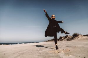 Linda Lapinsh Instagram - Разделила ваши вопросы на категории ,это Ответы из категории «Прозаичные вопросы».Часть первая

📌Рост 180. Из плюсов-меня всегда видно. Из минусов-меня всегда видно.
📌Мой голос. Он низкий и местами с некоторой хрипотцой . Таким он был всегда . Я не скурилась, не спилась и не ещё «чьи-то мутные нелепые дебильные предположения»🤦🏼‍♀️. Он, просто, такой.
📌Любимый цвет чёрный. Чаще всего не люблю , когда что-то отвлекает от главного 🖤
📌Спорт не люблю. Но так сложилось , что по какому-то невероятному стечению обстоятельств в виде ген , выгляжу так, как-будто люблю💪🏻. Но подумываю , что надо начать хотя бы бегать и качать попец🍑. Я очень ленивая , нет я ОЧЕНЬ ленивая в отношении всего , что не касается работы.
📌Фамилия 🤌🏼. Один из самых задаваемых вопросов . Мой папа из Латвии, в Латвии «Лапиньш» одна из самых распространённых фамилий , на сколько мне известно 🤷‍♀️. И как многие отмечают , она действительно неправильно звучит . У мужчины она звучит как Лапиньш , а у женщин она должна меняться на Лапиня. Но так как паспорт я получала в России, меня так и записали , родители на этот счёт не парились 👀. Так что теперь в мире есть женщина с мужской фамилией👏🏻👏🏻👏🏻 . 
📌Еда. Не так интересно, но запрос был и не один! Ем много, преимущественно вкусно. Вкусно , это остро 👅🔥. Чем острее, тем лучше🤯 . Если из всех кухонь мира нужно будет выбрать одну, это 💯 будет итальянская , на втором месте тайская. Есть два продукта , которые всегда в рационе- авокадо и киноа. 
📌Хобби есть, моя работа🎬. Я счастливый человек🧞‍♀️.
📌Какую страну хотела бы посетить . Я мечтаю о кругосветке , уже давно. Я считаю, что путешествия это неиссякаемый источник вдохновения .Надеюсь, когда-нибудь я воплочу эту мечту. На первом месте Исландия . 
📌Собака есть , но не у меня , а у мамы. Это такса, зовут Кокос🥥. Хитрожопейшее существо , скажу я вам. Моё сердце отдано таксам . Когда встречаю на улицу таксу, тупею от восторга и нежности⚙️🔨 . Сама не завожу, потому что это большая ответственность , а у меня на это нет времени.

#напудрилаусы#трясухаризмой#актрисахуиса#танцуйтак#какбудто#тапкигорят#нервируюптиц#гадаюпоителлекту#укротительницаумственныхспособностей#конкурентфламинго