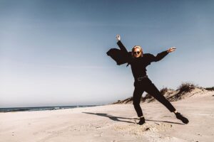 Linda Lapinsh Instagram - Разделила ваши вопросы на категории ,это Ответы из категории «Прозаичные вопросы».Часть первая

📌Рост 180. Из плюсов-меня всегда видно. Из минусов-меня всегда видно.
📌Мой голос. Он низкий и местами с некоторой хрипотцой . Таким он был всегда . Я не скурилась, не спилась и не ещё «чьи-то мутные нелепые дебильные предположения»🤦🏼‍♀️. Он, просто, такой.
📌Любимый цвет чёрный. Чаще всего не люблю , когда что-то отвлекает от главного 🖤
📌Спорт не люблю. Но так сложилось , что по какому-то невероятному стечению обстоятельств в виде ген , выгляжу так, как-будто люблю💪🏻. Но подумываю , что надо начать хотя бы бегать и качать попец🍑. Я очень ленивая , нет я ОЧЕНЬ ленивая в отношении всего , что не касается работы.
📌Фамилия 🤌🏼. Один из самых задаваемых вопросов . Мой папа из Латвии, в Латвии «Лапиньш» одна из самых распространённых фамилий , на сколько мне известно 🤷‍♀️. И как многие отмечают , она действительно неправильно звучит . У мужчины она звучит как Лапиньш , а у женщин она должна меняться на Лапиня. Но так как паспорт я получала в России, меня так и записали , родители на этот счёт не парились 👀. Так что теперь в мире есть женщина с мужской фамилией👏🏻👏🏻👏🏻 . 
📌Еда. Не так интересно, но запрос был и не один! Ем много, преимущественно вкусно. Вкусно , это остро 👅🔥. Чем острее, тем лучше🤯 . Если из всех кухонь мира нужно будет выбрать одну, это 💯 будет итальянская , на втором месте тайская. Есть два продукта , которые всегда в рационе- авокадо и киноа. 
📌Хобби есть, моя работа🎬. Я счастливый человек🧞‍♀️.
📌Какую страну хотела бы посетить . Я мечтаю о кругосветке , уже давно. Я считаю, что путешествия это неиссякаемый источник вдохновения .Надеюсь, когда-нибудь я воплочу эту мечту. На первом месте Исландия . 
📌Собака есть , но не у меня , а у мамы. Это такса, зовут Кокос🥥. Хитрожопейшее существо , скажу я вам. Моё сердце отдано таксам . Когда встречаю на улицу таксу, тупею от восторга и нежности⚙️🔨 . Сама не завожу, потому что это большая ответственность , а у меня на это нет времени.

#напудрилаусы#трясухаризмой#актрисахуиса#танцуйтак#какбудто#тапкигорят#нервируюптиц#гадаюпоителлекту#укротительницаумственныхспособностей#конкурентфламинго