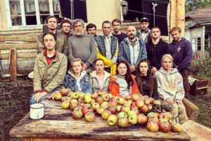 Linda Lapinsh Instagram - Закончилась Наша «Игра». Мы подарили друг друг «маленькую большую жизнь». Не придумано таких слов , которые в полной мере могли выразить то, что я чувствую сейчас. Но я попробую:

Карен @kargo_film спасибо тебе за то , что «Разглядел нас», за то, что давал свободу в кадре , за то, что думал о нас 25 часов в сутки , за то , что ЗА тобой можно идти , за твою силу духа , за смелость , за то, что брал ответственность и наконец за то, что твоя энергия разливалась по нашим жилам. Это навсегда. То, что ТЫ дал мне , не описать словами ! ТЫ открыл мне двери , в которые я так долго упорно и безответно стучалась . В моём  сердце для тебя всегда будет отдельное место - ты срежиссировал не только «Игру на выживание», ты во многом срежиссировал мою дальнейшую судьбу. 

Поля @linnnnainbox спасибо , что вникала в наши проблемы и за то, что мы были услышаны. Ты Мать Драконов. Ты как то произнесла слова сказанные Полуниным «Собирай рядом только тех, кого хочешь обнять. С теми, кого не хочешь обнять, ничего не получится». Я КРЕПКО ТЕБЯ ОБНИМАЮ!

Юра @yury_korobeynikov спасибо за то, что пытался скрыть наши тройные подбородки . За честность , за ДЬЯВОЛЬСКИЙ труд , за ТАЛАНТ, за темперамент , за то, что вложил душу ! За то, что ТОЛЬКО ты мог  ТАК воплотить наши фантазии в реальность.

Феденька @fedor_chernykh спасибо за то, что мы воочию убедились в том , что действительно существует в мире человек , который РЕАЛЬНО МОЖЕТ ВСЁ. 

Женя @jeniakadilova спасибо , за то, что из сотен нашла именно меня. Без тебя не случилось бы в моей жизни «Игры на выживание»

Тенго @tengiztarba спасибо тебе , за то , что подарил нам и зрителю возможность увидеть Абхазию , твоими глазами. За то, что в твоём лексиконе нет словосочетания - это сделать НЕ ПОЛУЧИТСЯ. Твоя дипломатия , твоя поддержка и твоя любовь к нашему проекту, позволила нам не отказывать себе в самых смелых замыслах : передвинуть самолёт, который 26 лет никто не трогал - легко 💪🏻Закрыть озеро Рица в августе месяце , чтобы никто нам не мешал - запросто 💪🏻!

Танюша @smitaana спасибо за то, что твоя улыбка заставляла улыбаться в ответ. За отсутсвие одного из самых отвратительных человеческих проявлений - Уныния! 

Продолжение в карусели➡