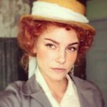 Linda Lapinsh Instagram - Хорошо организованное равнодушие🎀#актёркалапиньш#трясухаризмой#напудрилаусы#лис#окрасил#себя#в#те#цвета#в#которые#он#себя#окрасил#почётная#шпиёнка#англии#а#может#и#просто#в#шляпе#постояла Мосфильм