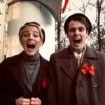 Linda Lapinsh Instagram - «- Душу формирует и детский сад, и семья. Но прежде всего школа! Я в первый класс пошёл в 1943-м. Зима, война… Какой завтрак тебе дома соберут? Чай из трав. Кусок хлеба. А в школе с самого утра топилась печка. После второго урока учительница заваривала чай всё на тех же травах, каждому наливала в его кружку чуть-чуть разведённого сахарина — личного! Открывалась дверь — и дежурный вносил противень, на котором лежали пирожки. С чем уж они были, не помню, но они казались нам самыми вкусными на свете! Мы их ели, прихлёбывая кипяток, а учительница в это время рассказывала разные истории. Это называлось — воспитание! Это называлось — забота! Забота о следующем поколении. С этого начинается воспитание любви к Родине — когда ты чувствуешь заботу Родины о себе. А сейчас я слушаю все эти рассуждения — платное образование, элитные школы… Я вообще не понимаю, что это такое — элитные ученики. Что такое элитные собаки или лошади — понимаю. А элитных людей не знаю — знаю образованных. Интеллигентных знаю. Попытка заместить один класс другим — интеллигенцию на элиту, степень элитарности которой определяется уровнем их дохода, — рождает расслоение, а с ним одичание душ, которое мы получили». Из интервью Соломина.#актёркалапиньш#трясухаризмой#напудрилаусы#1937год#сширокозакрытымиглазами#еслибонизнали#любили#бы#без#завтра#неменяю#партнёров#меняю#проекты#галя#павлик#актёришки Институт Горного Дела имени А. А. Скочинского