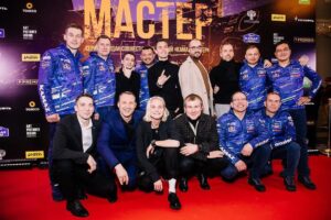 Linda Lapinsh Instagram - Вчера отгуляли премьеру долгожданного «Мастера»🤟🏼 @artpictures.ru , посмотрев первую серию 👏🏻. Досматривать будем вместе с вами , начиная с ‼️18 февраля на @premier_online ‼️

Факты:
🔺Сценарий писали 5 лет
🔺Съёмки шли 9 месяцев 
🔺Локации - 4 города - Набережные Челны, Казань, Астрахань , Москва 🚛🚚🚛🚚🚛
🔺В 2021 году команда КАМАЗ Мастер 18й раз стала победителем одной из самых престижных и масштабных в мире гонок - ралли  Дакар, поэтому и премьера 18 числа☝🏼. Причём, в этом 2021 году ребята заняли весь пьедестал 🦾🦾🦾. МОЩЬ🤌🏼
🔺Моя героиня единственный полностью выдуманный персонаж ! Никогда в истории автоспорта в категории Грузовиков - не было женщин! Девчата , пора начинать 💪🏻
🔺Обязаны посмотреть все 👈🏻👉🏼! Потому что , ВДУМАЙТЕСЬ 18!!!!! раз быть ЛУЧШИМИ В МИРЕ! Это история  ЛЕГЕНДАРНОЙ команды 👊🏻

#камазмастер#сериалмастер#PREMIER#ArtPictures#актёркалапиньш#линдалапиньш#дакар2021