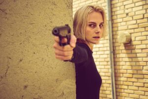 Linda Lapinsh Instagram - Сегодня начинается внутренняя трансформации Оли - отправная точка 2ого сезона- перерождение.  К чему это приведёт и кого в итоге мы получим покажет время , а пока, 5 серия в 00:01 на @premier_online 

Сегодня нас покинут два игрока. 2 смерти. Кто это будет , как считаете ?👣👀

А ещё сегодня вас ждёт приятный сюрприз 🦾. К нам вернётся один из игроков первого сезона 💣. Как вы думаете , кто?🖤А главное, для чего?👁

И напоследок - Третьему сезону быть 🦾👣🖤

P.S на последнем фото мы с Кареном Левоновичем , в очередной раз спорим и что-то друг другу доказываем. Судя, по его напору - я сдаюсь 🖤. А меня так просто не взять, видимо «дело» говорит ✊🏻

#кальмарворует#благородныйармянинпрощает#игранавыживание2#сестрыкемп#актрисахуиса#трясухаризмой#напудрилаусы#мызрянепотели#третьемусезонубыть