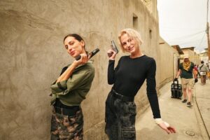 Linda Lapinsh Instagram - Эта моя любимая фотография 2 ого сезона. Весь Узбекистан в двух лицах . 

Спасибо тебе @verevochkin дорогой моему сердцу Партнёр - за честность, за отдачу без оглядки - мы наблюдаем друг друга с далекой уже Абхазии и невольно становимся свидетелями жизни друг друга. Мы в одиночестве, но всё же вместе прошли через неудачи , точные попадания, сломы , отчаяния, возрождения (ПЕРЕрождение, если угодно) , нам обоим этот проект , эти горы многое дали - что-то очень нужное и важное переключилось  внутри , я это точно знаю. Я не без удовольствия , с долей нежности и тепла  наблюдаю за этими переменами внутри тебя .

Мой дорогой, родной @kargo_film с тобой я творчески парю, это пожалуй , самоё главное моё «спасибо» тебе , ведь  летать становится всё тяжелее, эти и без того хрупкие крылья так и норовят сломаться о стену дьявольской косности и невежества ). Благодарю тебя, за ветер в перья 🦾🖤😉. 

Графиня Пидареску @todoreskyanastasia , дивная моя подруженька, с тобой хоть на край света ). Я не помню ни одного дня , чтобы мы с тобой не ржали в голос - постоянно -беспрерывно. Даже самые галимые моменты мы встречали с улыбкой ). Смехом , мы буквально , убивали усталость , отчаяние , тоску и остальное гадское душнилово))). Я ценю это. Очень.  Хихиканье  продлевает жизнь , так что +10 лет к моей вечности - твоя заслуга 🖤. Спасибо тебе , за то , что всегда была рядом. Обожаю тебя , Файруза 😁

🖤Как вам 8ая серия , други ? Что думаете на счёт 3ого сезона ? Каким он должен быть ? Только , дайте подробностей ), ответ «он должен быть заеб.тый» не пойдёт 😁. Точнее, пойдёт , но мимо 🤙🏻

P.S предпоследнюю 5ую фотографию в карусели я бы подписала так : «Х.й знает , ребят , чё вам там не понравилось во втором сезоне»🤷‍♀️😁🤙🏻

А последнее видео , это первые дни «Ковида Животворящего» , как прозвал его Карен Левонович. Это тот самый знаменитый «отельный плейбэк»🤙🏻

#напудрилаусы#актрисахуиса#трясухаризмой#лицочеловекапознавшегоистину#игранавыживание2