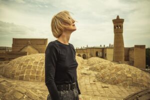 Linda Lapinsh Instagram - Сегодня начинается внутренняя трансформации Оли - отправная точка 2ого сезона- перерождение.  К чему это приведёт и кого в итоге мы получим покажет время , а пока, 5 серия в 00:01 на @premier_online 

Сегодня нас покинут два игрока. 2 смерти. Кто это будет , как считаете ?👣👀

А ещё сегодня вас ждёт приятный сюрприз 🦾. К нам вернётся один из игроков первого сезона 💣. Как вы думаете , кто?🖤А главное, для чего?👁

И напоследок - Третьему сезону быть 🦾👣🖤

P.S на последнем фото мы с Кареном Левоновичем , в очередной раз спорим и что-то друг другу доказываем. Судя, по его напору - я сдаюсь 🖤. А меня так просто не взять, видимо «дело» говорит ✊🏻

#кальмарворует#благородныйармянинпрощает#игранавыживание2#сестрыкемп#актрисахуиса#трясухаризмой#напудрилаусы#мызрянепотели#третьемусезонубыть