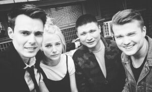 Linda Lapinsh Instagram - Сериал «Стажёры»👮🏼‍♀️👮🏼‍♀️👮🏽‍♂️👮🏼. Проект , который подарил мне ощущение братства. Мои любимые , родные , @dimka_smirnov @azamat_nigmanov @p.a.z.y.c.h спасибо вам за дружбу, за великолепное партнёрство , за бесконечное веселье , за то, что рядом с вами я смогла вернуться в детство , за ощущение того, что всё только начинается! Я восхищаюсь вашим актёрским бесстрашием, вы настоящие таланты! Я горжусь тем, что имела возможность работать и быть с вами ! Я вас крепко обнимаю. 

Этот проект мы снимали в 2018 году. Он должен был увидеть свет на Нтв , но по неведомым мне причинам , его решили показать на Казахстанском телевидении 🤷‍♀️. Что в общем -то круто, но мы рассчитывали что его сможет посмотреть и российский зритель 🖤. Не смотря , на эти и другие «но», для меня он настолько значим с человеческой точки зрения , что я пожалуй , не хочу заценивать его не с каких других  позиций . А вот вы сможете сделать это без труда , все 24 серии есть в интернете 🤌🏼👌🏻

#линдалапиньш#актрисахуиса#напудрилаусы#трясухаризмой#стажеры#фирменноехамствосмирнова#безукоризненныешутейкихохла#басурманскийдраматизм#клоунынараздаче#проклятиевеселыхпроектов#омерзительнаячетверка#шаман#задрот#дерзкий#недофеминистка
