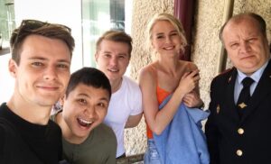 Linda Lapinsh Instagram - Сериал «Стажёры»👮🏼‍♀️👮🏼‍♀️👮🏽‍♂️👮🏼. Проект , который подарил мне ощущение братства. Мои любимые , родные , @dimka_smirnov @azamat_nigmanov @p.a.z.y.c.h спасибо вам за дружбу, за великолепное партнёрство , за бесконечное веселье , за то, что рядом с вами я смогла вернуться в детство , за ощущение того, что всё только начинается! Я восхищаюсь вашим актёрским бесстрашием, вы настоящие таланты! Я горжусь тем, что имела возможность работать и быть с вами ! Я вас крепко обнимаю. 

Этот проект мы снимали в 2018 году. Он должен был увидеть свет на Нтв , но по неведомым мне причинам , его решили показать на Казахстанском телевидении 🤷‍♀️. Что в общем -то круто, но мы рассчитывали что его сможет посмотреть и российский зритель 🖤. Не смотря , на эти и другие «но», для меня он настолько значим с человеческой точки зрения , что я пожалуй , не хочу заценивать его не с каких других  позиций . А вот вы сможете сделать это без труда , все 24 серии есть в интернете 🤌🏼👌🏻

#линдалапиньш#актрисахуиса#напудрилаусы#трясухаризмой#стажеры#фирменноехамствосмирнова#безукоризненныешутейкихохла#басурманскийдраматизм#клоунынараздаче#проклятиевеселыхпроектов#омерзительнаячетверка#шаман#задрот#дерзкий#недофеминистка