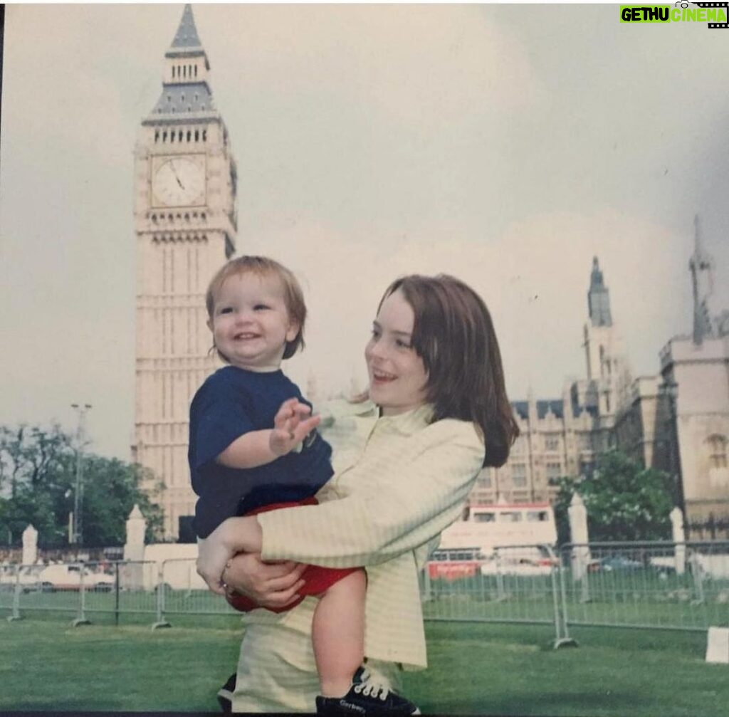 Lindsay Lohan Instagram - Now and Then. #TheParentTrap #bffs 👫 Big Ben Tower, London