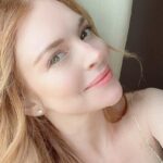 Lindsay Lohan Instagram - Keeping my skin clean and fresh is so important to me and knowing what suits my skin is fun! 😇 I love getting cleansing facials at @luciaclinic to keep my skin healthy and glowing 🤍🙂 On a daily basis, I start my day with moisturizer: @aveneusa and because I have such fair skin I always use spf: @isdin then I conceal with @narsissist and add some @benefitcosmetics color balm for pinkish lips 👄 and @westmanatelier bronze and highlight 🤩 Lastly, I use @givenchybeauty phenomen’eyes mascara and I’m ready for the day 😘 At the end of the day I cleanse with @proactiv and @arconalosangeles face wipes and apply some @isdin k-ox eye cream and moisturize again 🥰 Dubai,UAE