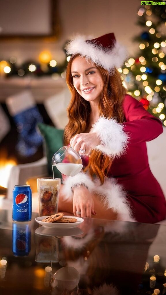 Lindsay Lohan Instagram - Feeling nice…or naughty? @Pepsi, let’s make #PilkandCookies happen 🥤 + 🥛+ 🍪 #PepsiPartner