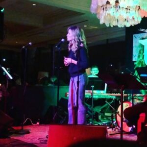 Lindsey Gort Instagram - do what you love, even if people won’t stop talking while you do it 🎤🎤 thank you @sohohouse and @ftrlive for letting me help bring some joni mitchell holiday feels last night ❤️ and special shout out thank you to @shouthollermusic for following my erratic timing 😬