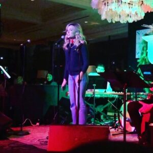 Lindsey Gort Instagram - do what you love, even if people won’t stop talking while you do it 🎤🎤 thank you @sohohouse and @ftrlive for letting me help bring some joni mitchell holiday feels last night ❤️ and special shout out thank you to @shouthollermusic for following my erratic timing 😬