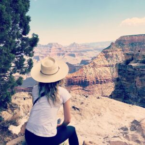 Lindsey Gort Instagram - i had a grand time celebrating my sisters grand-uation at the grand canyon this weekend. i can’t believe this was my first time seeing it (and i am FROM arizona!) but it’s not gonna be my last: i am already planning my weeklong hike and raft trip for my birthday next year. if you haven’t been, go! it’s truly a magical place. 🙌🏻 🚣🏼‍♀️🧗🏼‍♀️🏜 #photodump
