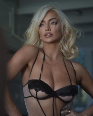 Lindsey Pelas Instagram - Stars shining bright above you⁣
Night breezes seem to whisper "I love you"⁣
Birds singing in the sycamore tree⁣
Dream a little dream of me ⭐️ ⁣
⁣
(We were glamming in my kitchen and @christiaan_mikey smartly snapped a bts of us taking pics with our phones and these turned out to be some of the coolest photos I've ever done. It's always when you aren't trying) ✨💞 hair @peterhairbh glam @karissamarie.beauty ⁣