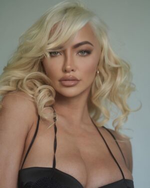 Lindsey Pelas Instagram - Stars shining bright above you⁣
Night breezes seem to whisper "I love you"⁣
Birds singing in the sycamore tree⁣
Dream a little dream of me ⭐️ ⁣
⁣
(We were glamming in my kitchen and @christiaan_mikey smartly snapped a bts of us taking pics with our phones and these turned out to be some of the coolest photos I've ever done. It's always when you aren't trying) ✨💞 hair @peterhairbh glam @karissamarie.beauty ⁣
