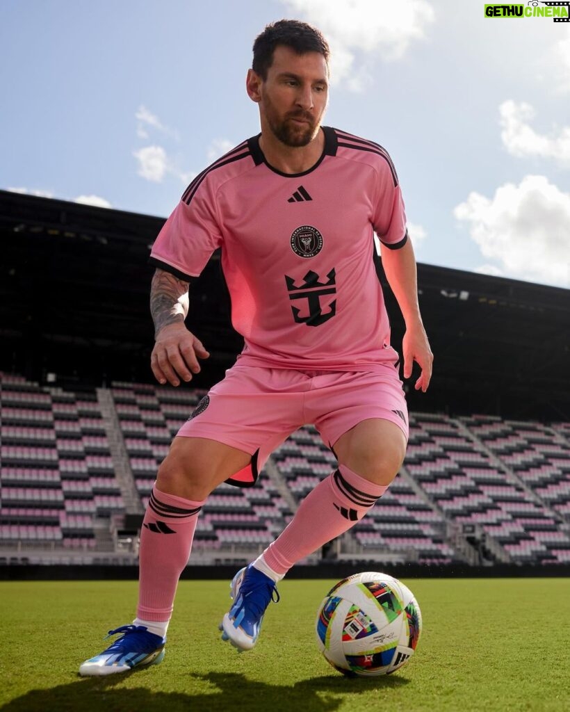 Lionel Messi Instagram - Una cosa que siempre me da buenas sensaciones… arrancar la nueva temporada con mis nuevos botines. Vamos @adidasfootball 👟💪 Something that always gives me a good feeling… starting a new season with my new boots. Let’s go @adidasfootball 👟💪