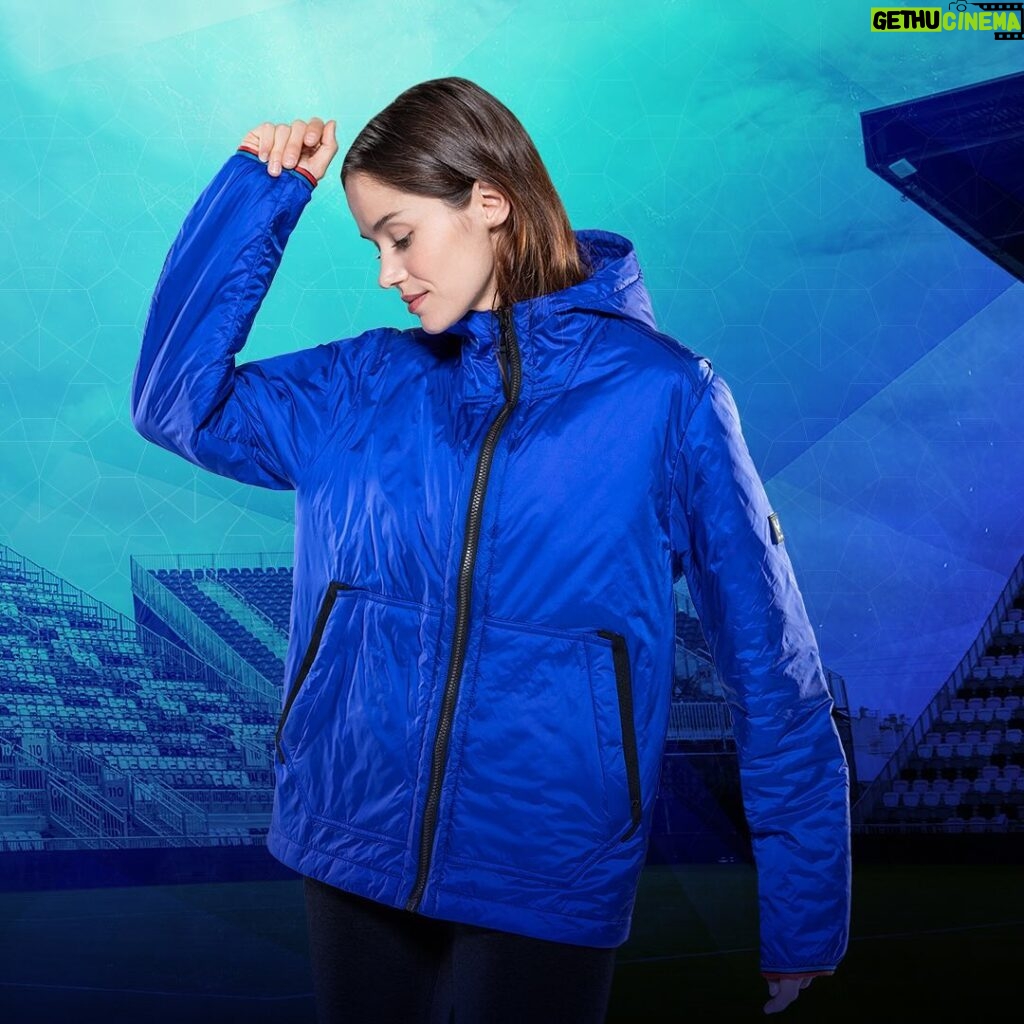 Lionel Messi Instagram - Face the cold weather like a champion with The Reversible Stadium Jacket. The most versatile jacket this season. ❄️ Get a FREE Match Day Cardholder with your purchase at @TheMessiStore! 🎁 Enfrentá al clima frío como un campeón con la Reversible Stadium Jacket, la campera más versátil esta temporada. ❄️ Llevate GRATIS un tarjetero Match Day con tu compra en @TheMessiStore. 🎁