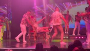 Lisa Lampanelli Instagram - A trip to Vegas is never complete
without a @vinnyguadagnino grind on a throne at @chippendales ! Thank you for having me join in onstage!