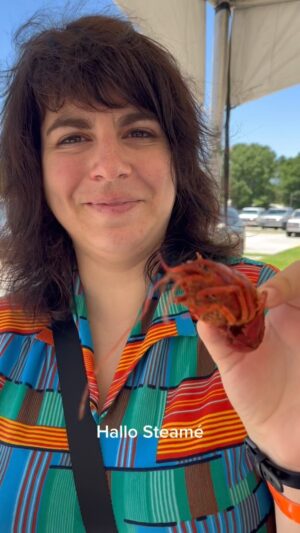Lisa LeBlanc Instagram - On a trouvé le cousin de Bouilli quand on étaient à Lafayette! Je vous présente: Steamé le crawfish. 🥰🦞

#acadie #cajun #louisiane #lafayette #crawfish #écrevisse #lobster #homard #louisiana #chiac